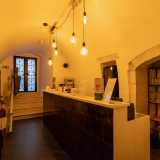 Seguiamo Piero in due stanzette attigue alla sala di proiezione. �Inizialmente le ho usate come deposito ma due anni fa decisi di allestirvi un bar... 